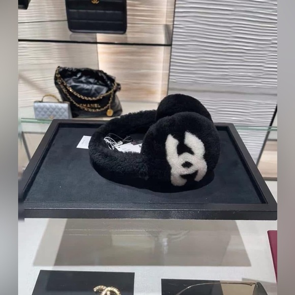 100% Authentic Chanel RECEIPT 25C Earmuffs Shearling Fur Teddy Ski Snow Sold out - Picture 12 of 12
